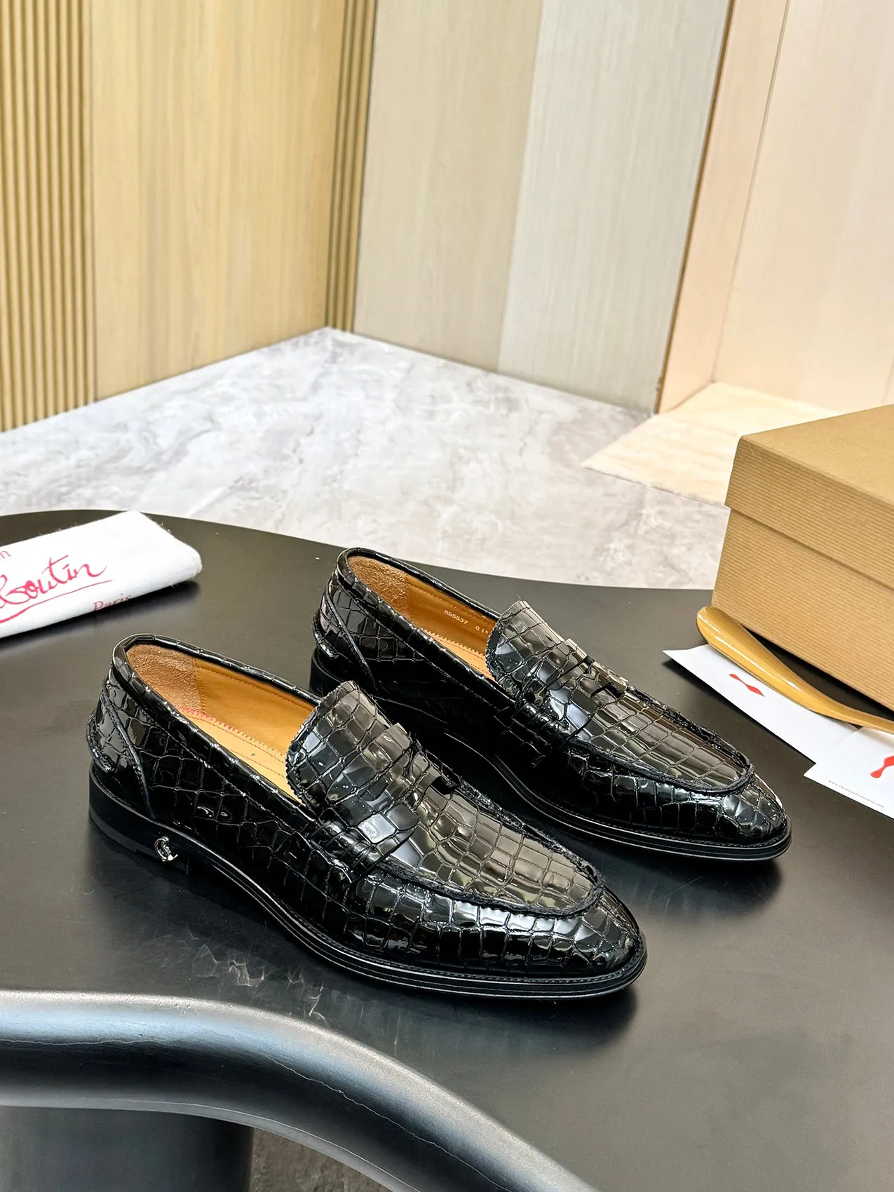 Batch 1080 yuan 💰CL～High-end men’s 👔casual loafers with red soles! ••🆑Genuine and top-quality goods from original orders ••✅💯 Purchase goods from top-quality original orders! Original imported patterned cowhide➕Imported cowhide lining➕Cowhide feet➕Original leather outsole~Size: 39-44 (38, 45.46.47 can be customized)